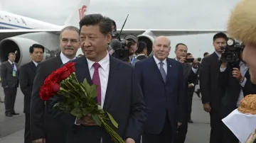 Čínský prezident Xi Jinping po příletu do Ufy