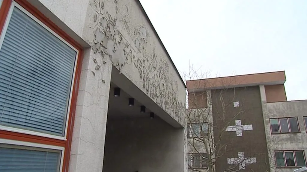 Oprýskaná fasáda českolipské nemocnice