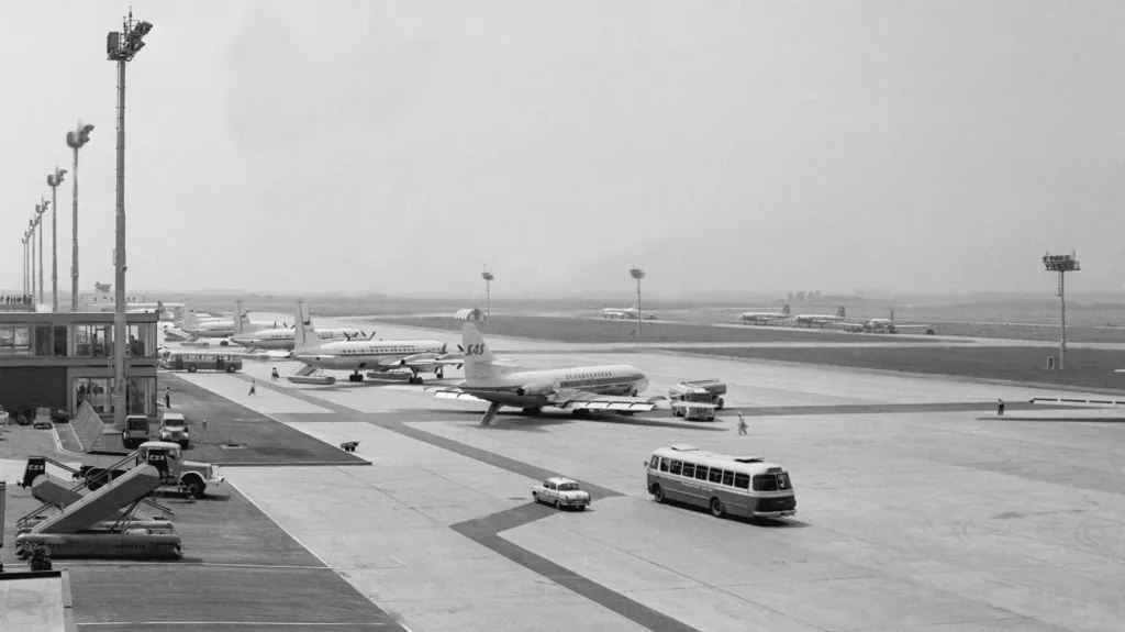 Dne 4.července 1968 se otevřely brány nového letiště v Praze-Ruzyni,aby přivítaly první cestující na našich i zahraničních linkách. Na snímku je příjezdová ranvej.