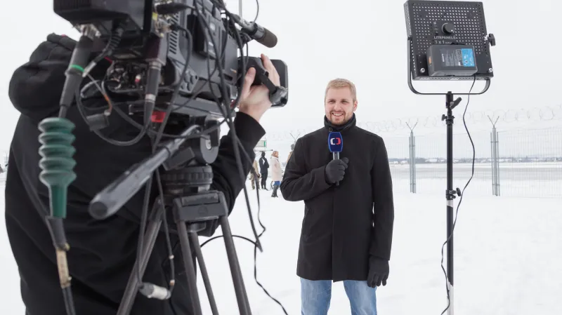Redaktor Radek Wiglasz je na přílet letadla připraven