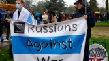 Protestující v Paříži proti režimu Vladimira Putina u příležitosti ruských prezidentských „voleb“
