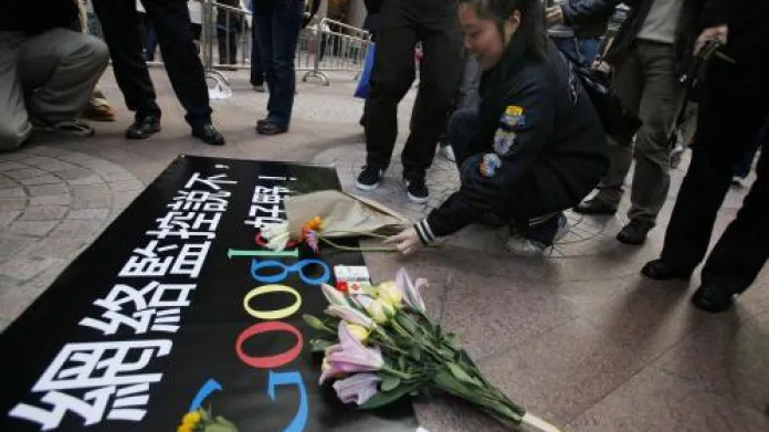 Květiny před sídlem Googlu v Hongkongu