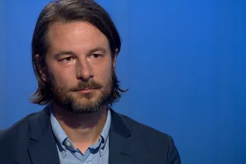 Protilátky po nemoci vydrží déle, očkování je ale výrazně bezpečnější, říká biochemik Trnka