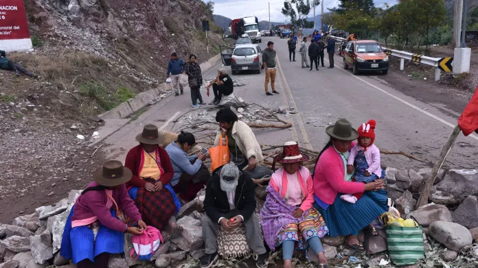 Protestující Peruánci blokují silnici u města Cuzco