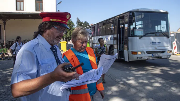 Železničáři a autobus náhradní dopravy na jaroměřském nádraží po zahájení výluky