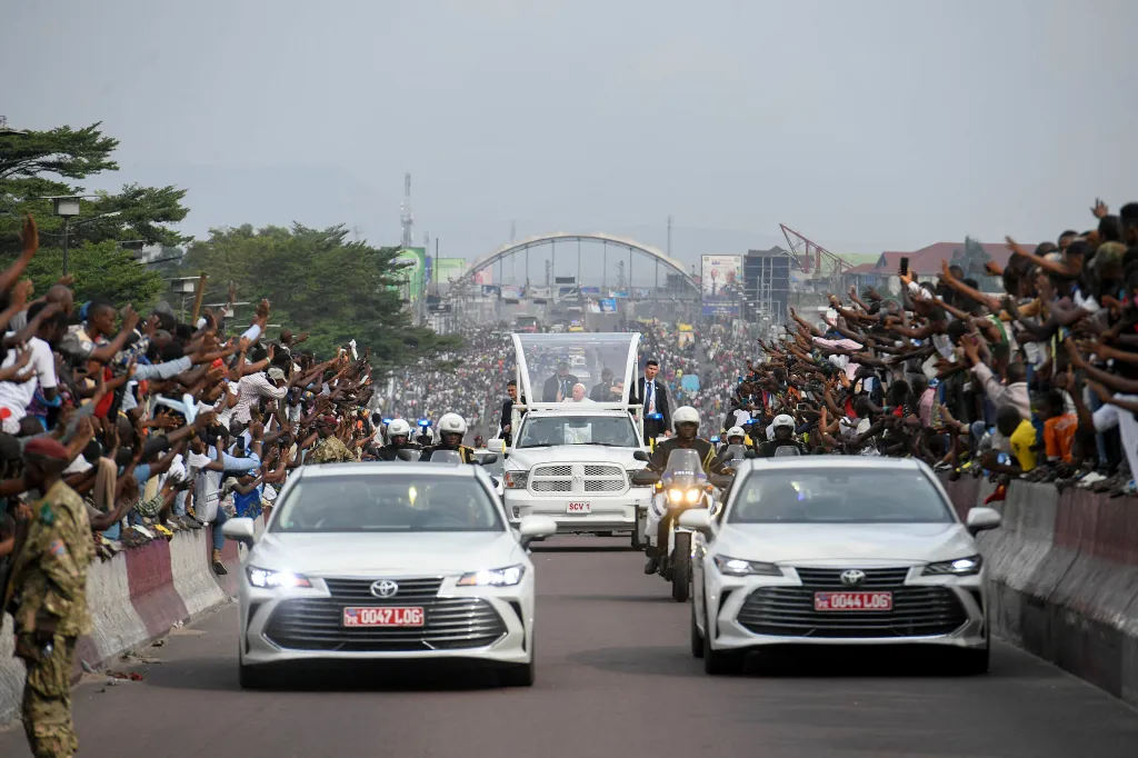 Papeže Františka vítají desítky tisíc lidí v hlavním městě Kinshasa