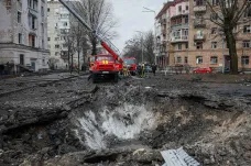 Rusové vyslali rakety na Kyjev, kde je nejméně třináct raněných. V Mykolajivu zemřela žena