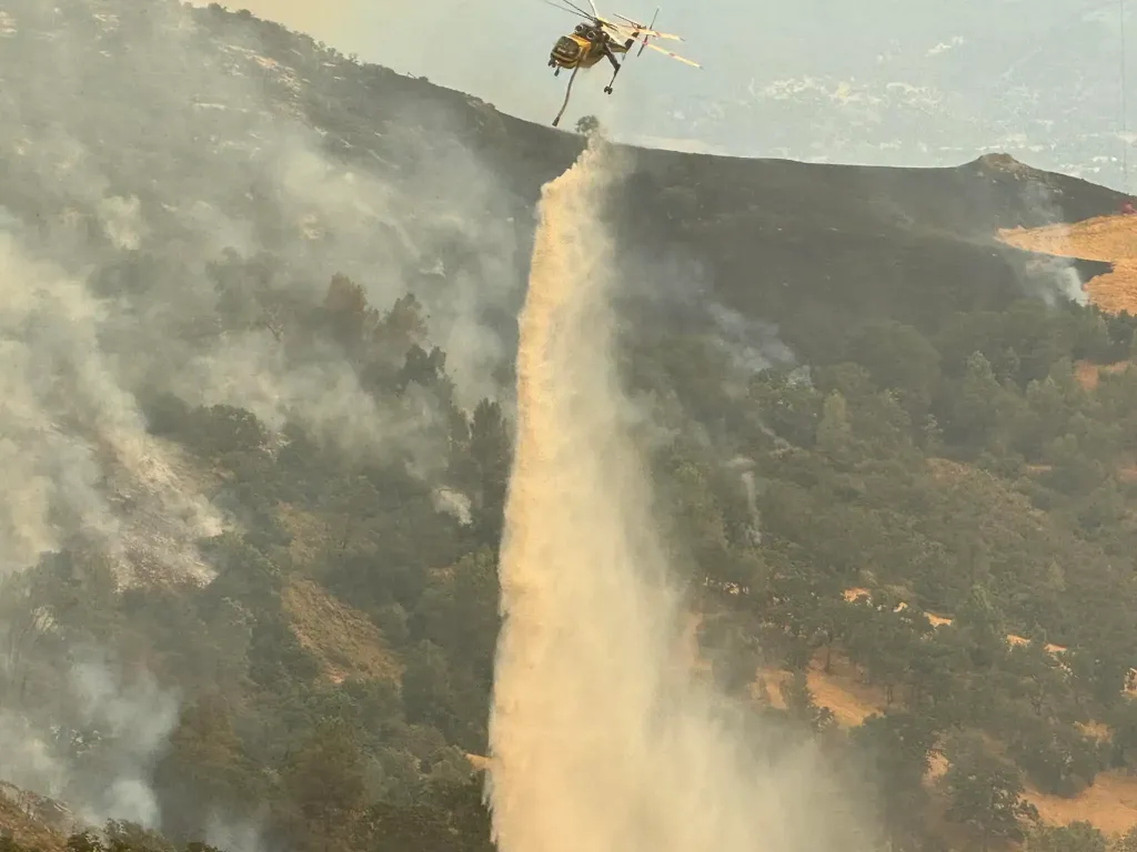 Hasiči bojují s rozsáhlými požáry v kalifornské Santa Barbaře