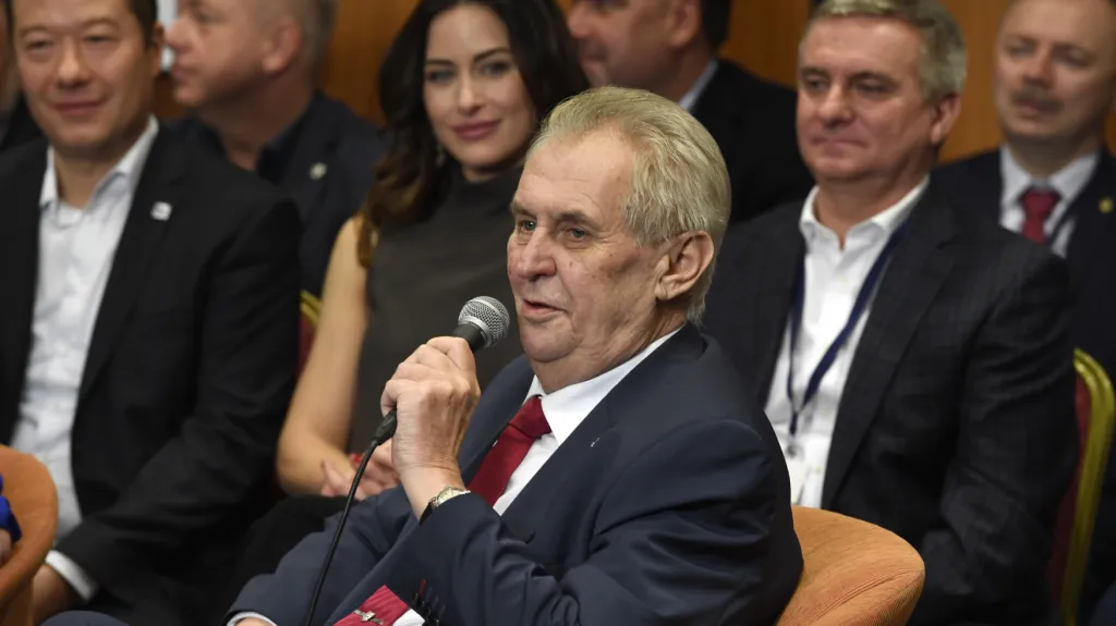 Miloš Zeman po volebním vítězství, v pozadí Tomio Okamura a Milan Chovanec