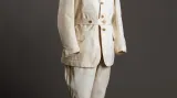 Mezi nejvýznačnější předměty ve sbírkách Národního muzea patří bílý vycházkový oblek Tomáše G. Masaryka. Oblek bílé barvy složený ze saka, kalhot a čepice získalo Národní muzeum od rodiny akademického malíře Rudolfa Brachtla, který T. G. Masaryka portrétoval. Celkový vzhled obleku vychází z Masarykova asketického a sportovního životního stylu. S tím souvisí právě využití jezdeckých kalhot – rajtek. První prezident si totiž své zdraví udržoval pravidelným cvičením a jízdou na koni, které se věnov