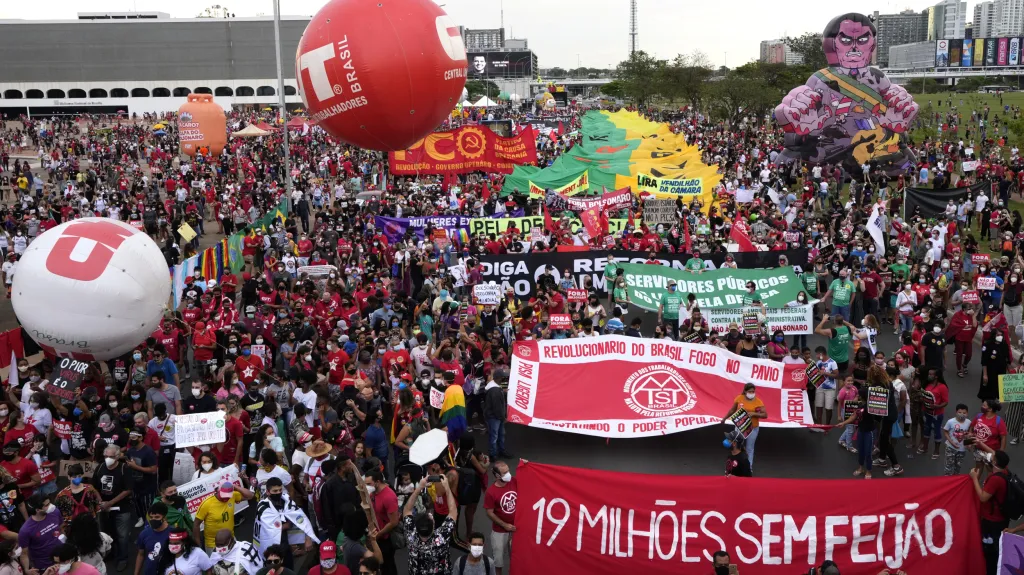 Brazilci protestují proti prezidentu Bolsonarovi