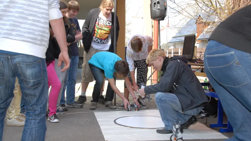 Věda a technika na dvorech škol