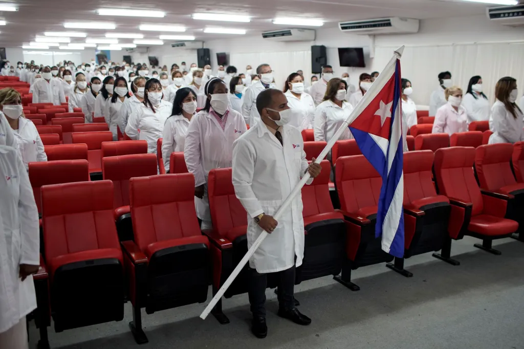 Kubánští zdravotníci pomáhají během pandemie onemocnění covid-19 po celém světě