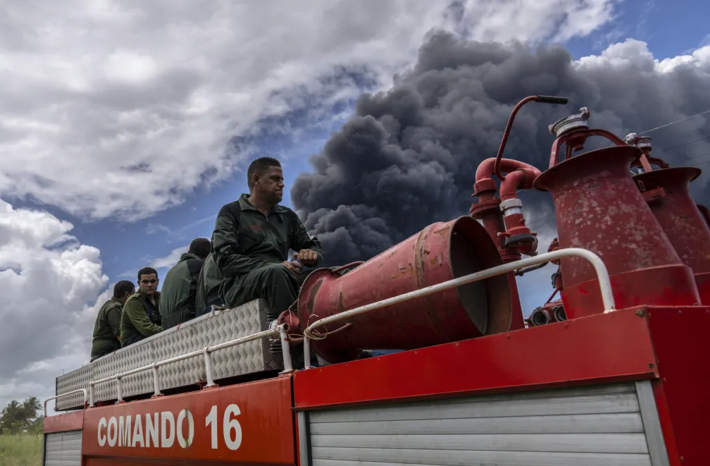 Požár ropného skladu na Kubě