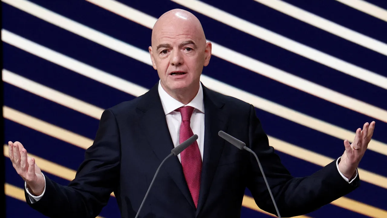 Vedení FIFA se omluvilo za chyby a podpořilo Infantina. UEFA trvá na bojkotu