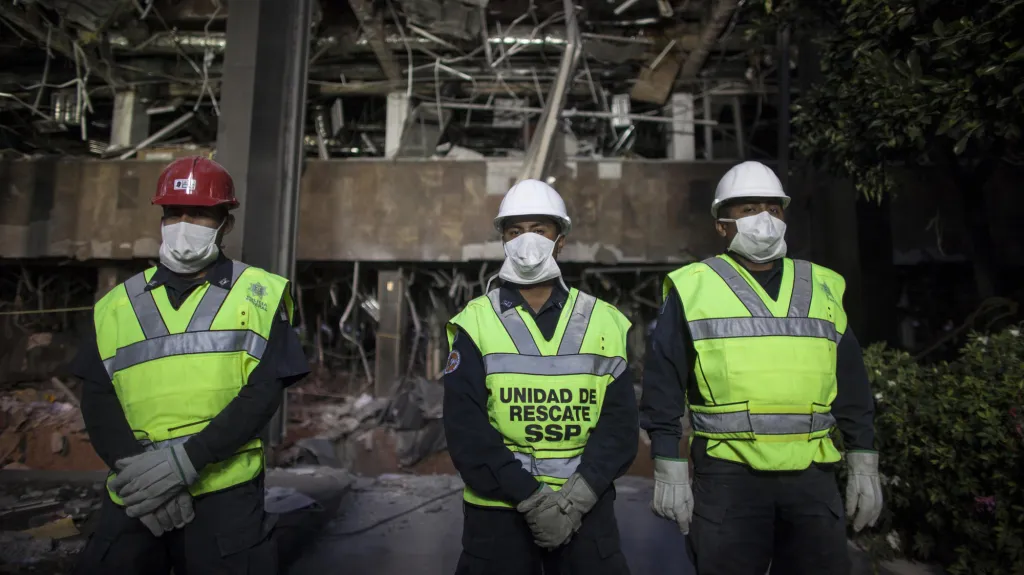 Záchranáři před zdevastovaným sídlem Pemexu