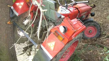 Nehoda traktoru v lese