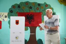 Albánci hlasují v parlamentních volbách, kampani dominovala integrace do EU