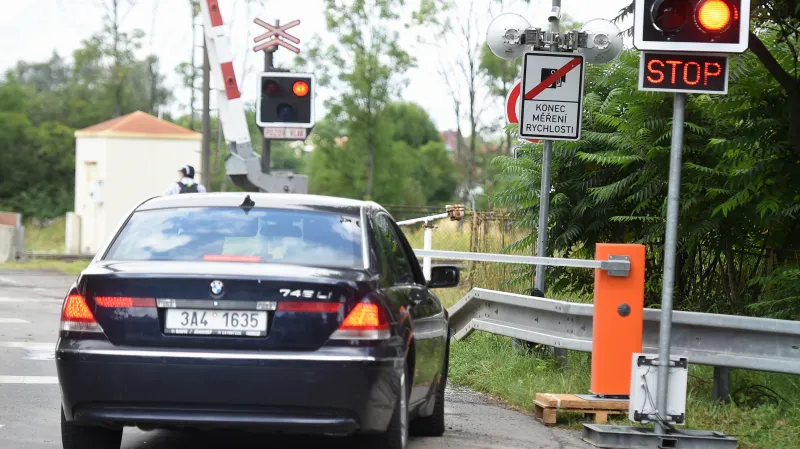 Doplňkové zabezpečení přejezdu ve Studénce při zkoušce v roce 2017