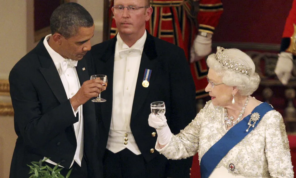 Královna Alžběta II. a americký prezident Barack Obama si připíjejí během státní návštěvy v Buckinghamském paláci 24. května 2011