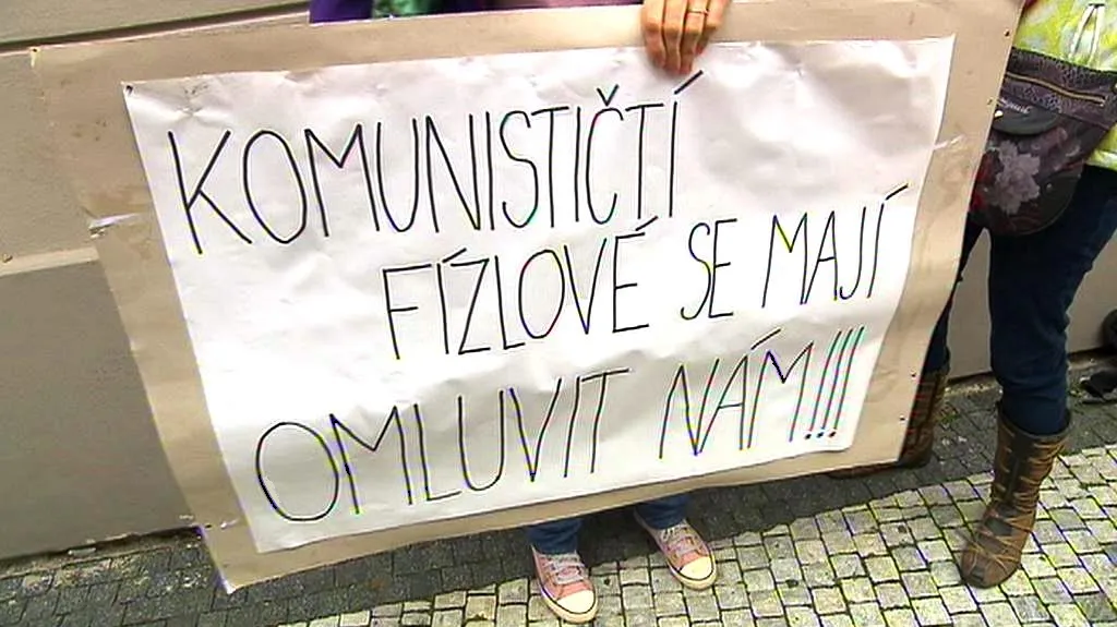 Iniciativa Bez komunistů.cz přišla před sněmovnu podpořit Miroslava Kalouska