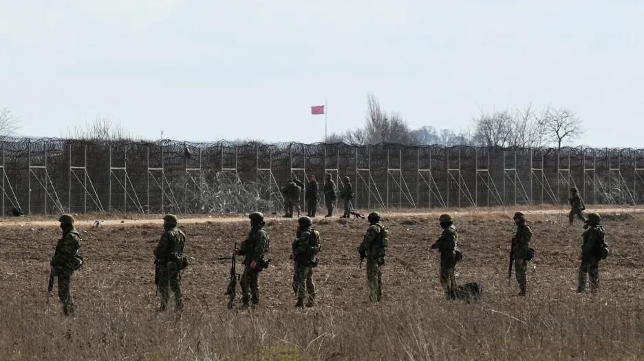 Řecká armáda se snaží udržet tisíce migrantů za hranicemi s Tureckem