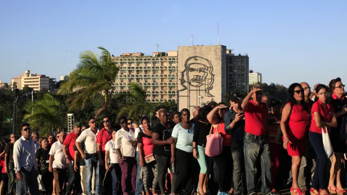 Lidé stojí frontu, aby se rozloučili s Fidelem Castrem