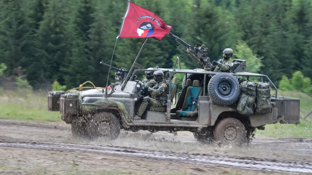 Výsadkáři s vozidlem Land Rover Defender 130 Kajman