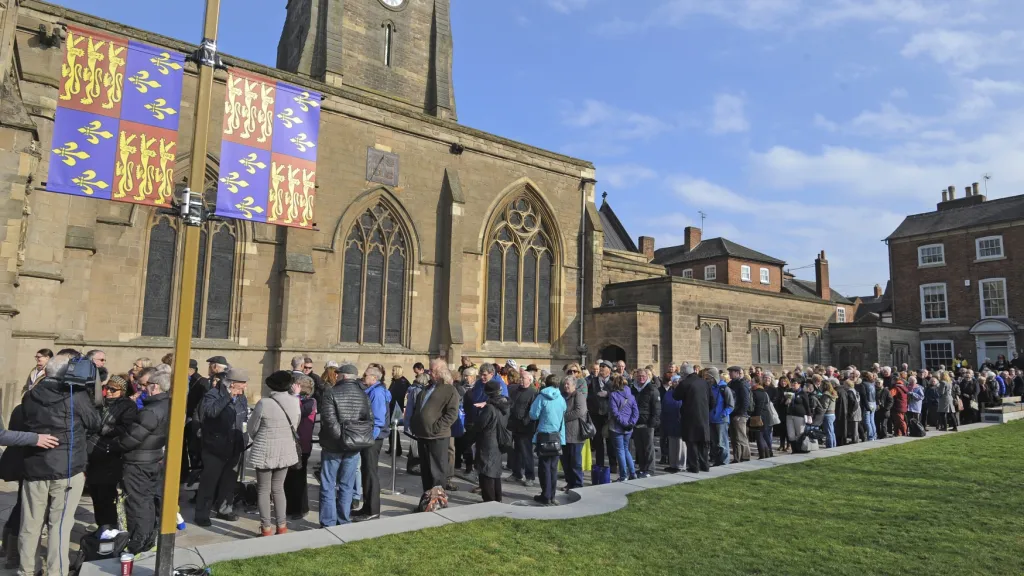 Lidé přicházejí, aby se naposledy poklonili králi Richardovi III.