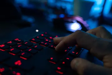 Britové obvinili ruské hackery ze snahy ukrást informace o výzkumu vakcíny proti koronaviru