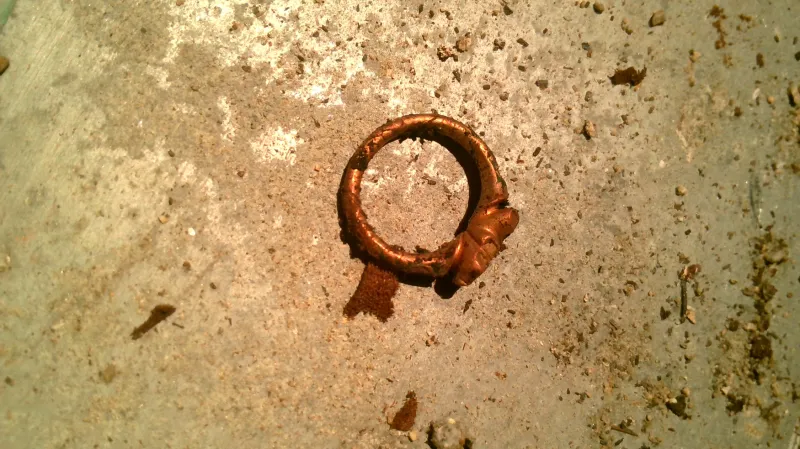 Sarkofág Petra Voka a zlatý prsten na víku