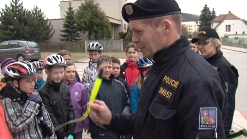 Na konci školení dostali žáci od policistů reflexní pásky