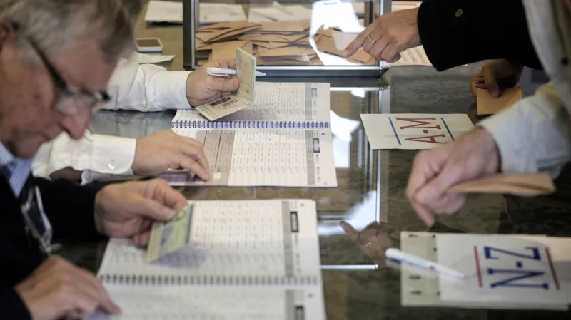 Uzavření volebních místností se kvůli frontám protáhlo až o hodinu