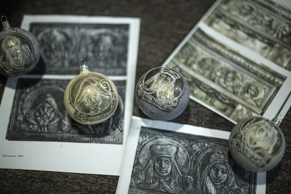 Speciální série si výrobci zvláště cení. Na ozdoby umísťují znaky, stejně jako při výrobě bankovek, aby zabránili falšování. Kusy z této série zdobí stromečky mnoha významných osobností jako je princ Charles, manželé Clintonovi nebo belgická královna. Zavěšeny byly i na stromě prezidenta Václava Havla a první dámy