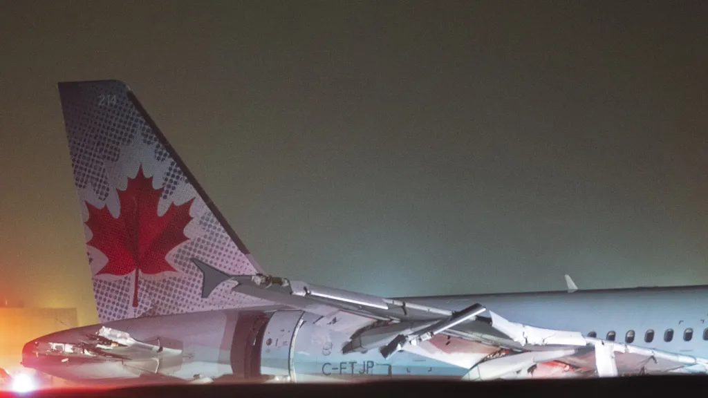 Letadlo Air Canada skončilo mimo dráhu