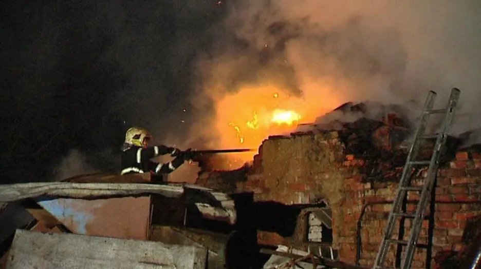 Hasiči bojují s požárem v Pustějově
