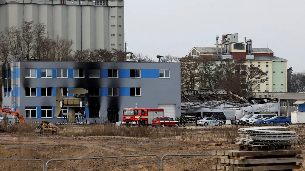 Následky požáru v areálu zbrojní firmy LPP Holding v Pardubicích (20. března 2026)