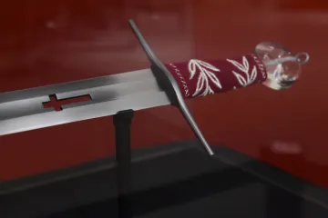 První značkové zboží zřejmě byly meče. Čeští vědci popsali jejich vývoj u nás