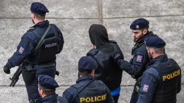 Eskorta odvádí od Okresního soudu mladíka obviněného z vraždy dvou žen, 21. února 2025