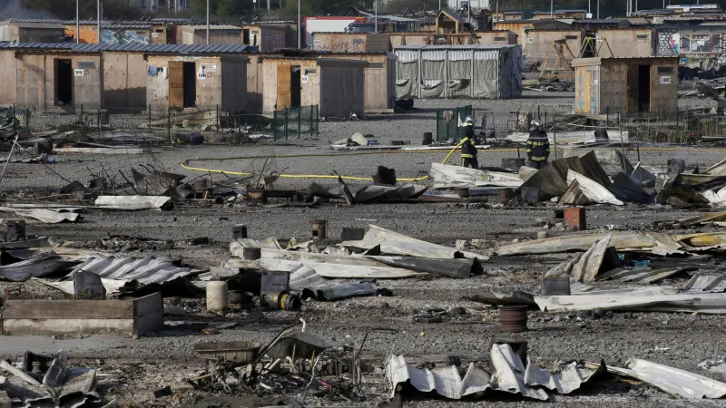 U Dunkerku shořel uprchlický tábor