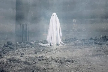 Casey Affleck je jako přízrak. Neminou ho jen pozorní diváci