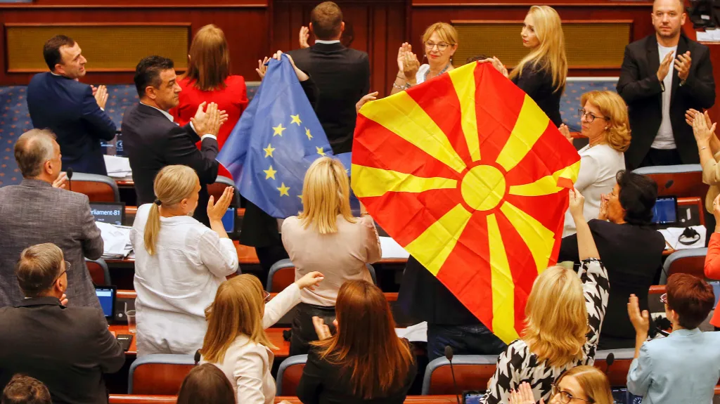 Severomakedonský parlament projednává kompromis s Bulharskem