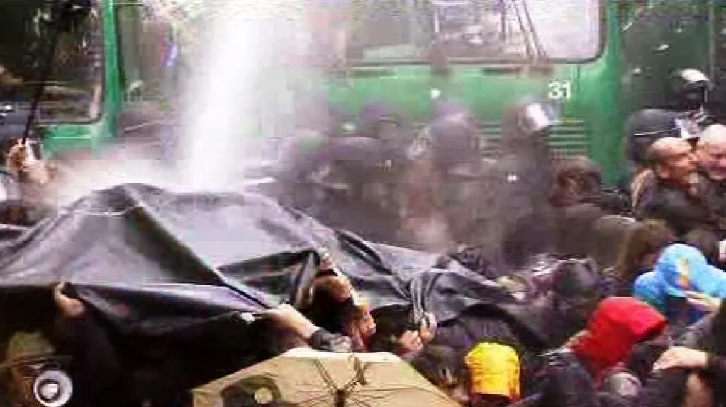 Německá policie použila proti demonstrantům vodní děla