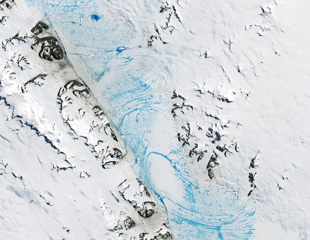 Modrá barva ukazuje na vodu, která je pozorovatelná na ploše asi 140 kilometrů čtvrečních na ledovém šelfu George VI v Antarktidě