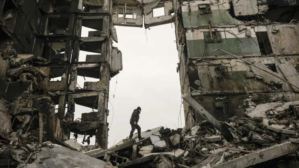 Zbytky obytného domu v ukrajinské Borodjance zničeného po ostřelování v úterý 5. dubna 2022