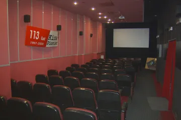 V Polsku lidé zachránili nejstarší kino světa. Kompenzace pro kulturu se nevyhnuly kritice