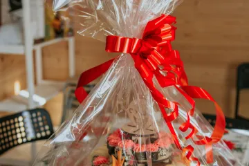 Vánočním nákupům na poslední chvíli vévodí poukázky či dárkové koše