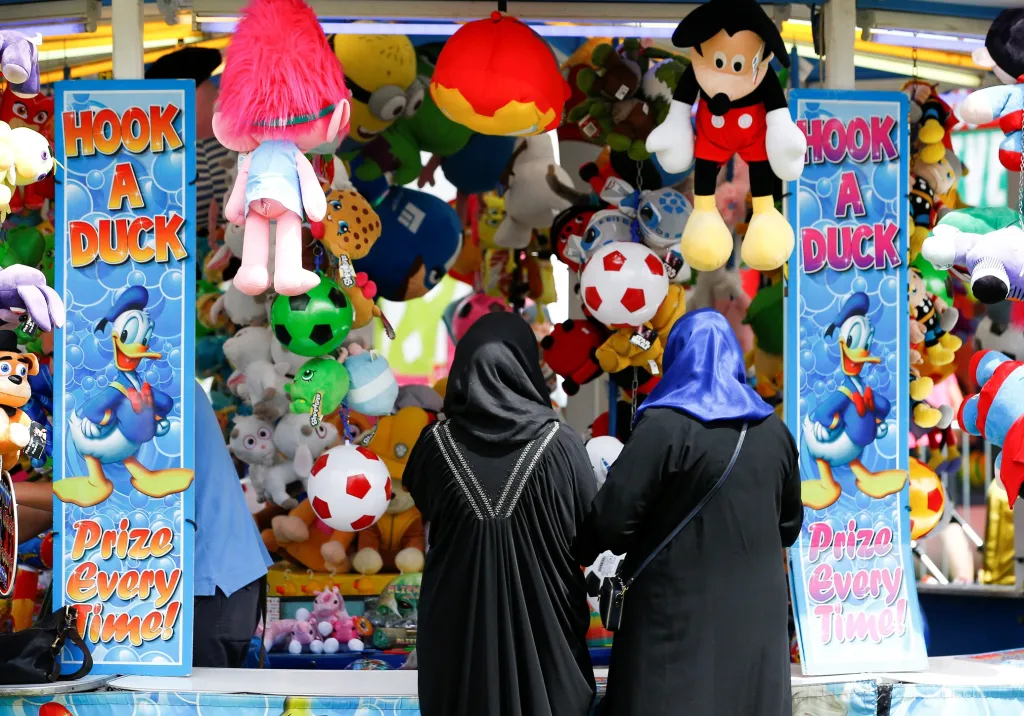 Ve Velké Británii se nachází rovněž významná muslimská komunita. Na snímku jsou zachyceny ženy u atrakce v Birminghamu