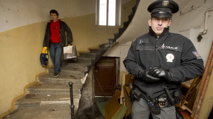 Policie vyklízí squatt v Neklanově ulici