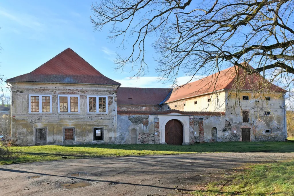 Aby spolek mohl získat dotace, potřebuje peníze na spolufinancování, k čemuž pořádá společenské akce. Letos už stihl country bál, kde vybral přes 55 tisíc korun. Podle Šusové tyto získané peníze použijí k půlmilionové dotaci, kterou dostali z Programu rozvoje venkova přes MAS Radbuza za nejkrásnější místnost v zámku